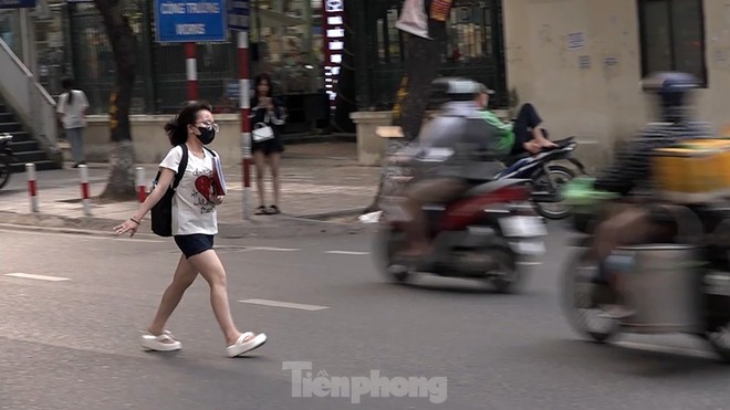 Hà Nội: Người dân ngơ ngác khi bị phạt vì đi bộ sang đường không đúng quy định - Ảnh 3.