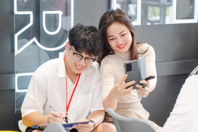 Hai con trai vừa c&oacute; th&agrave;nh t&iacute;ch học tập đ&aacute;ng nể, vừa tự lập, t&igrave;nh cảm: B&agrave; mẹ H&agrave; Nội chia sẻ b&iacute; quyết 4 chữ Kh&ocirc;ng - Ảnh 6.