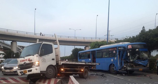 TPHCM: Xe bu&yacute;t bẹp đầu khi h&uacute;c đu&ocirc;i xe tải cứu hộ, nhiều sinh vi&ecirc;n hoảng loạn - Ảnh 1.