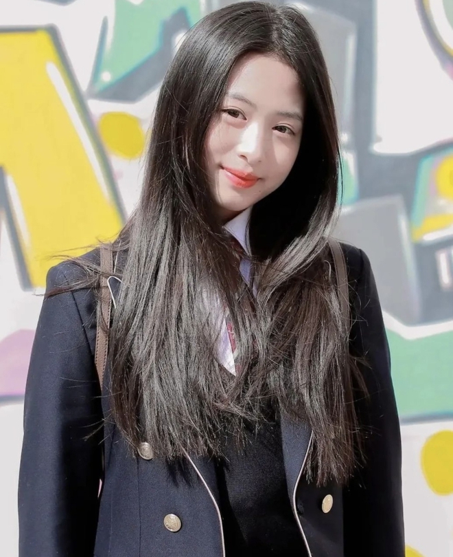 Ahyeon - thành viên hụt của BABYMONSTER: Visual hao hao Jennie, style cá tính không kém đàn chị - Ảnh 1.