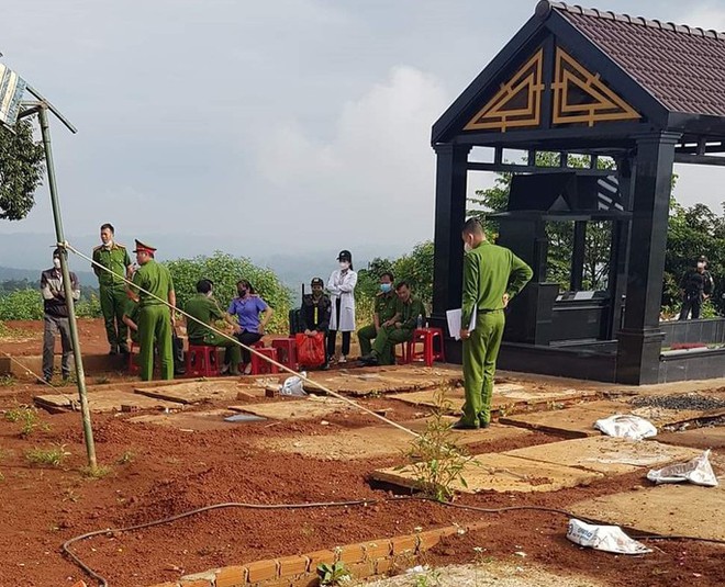 Vụ tranh chấp h&agrave;i cốt người chết hơn 3 th&aacute;ng: Người vợ khiếu nại ch&iacute;nh quyền - Ảnh 1.