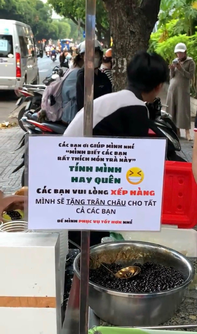 Tình hình trà chanh giã tay tại TP.HCM: sau 1 tháng vẫn chưa hết hot, nhiều quán tung chiêu trò thu hút khách - Ảnh 4.