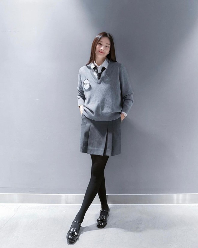 Mẹ 1 con Choi Ji Woo khoe nhan sắc l&atilde;o h&oacute;a ngược với m&agrave;n h&oacute;a nữ sinh ở tuổi U50 - Ảnh 1.