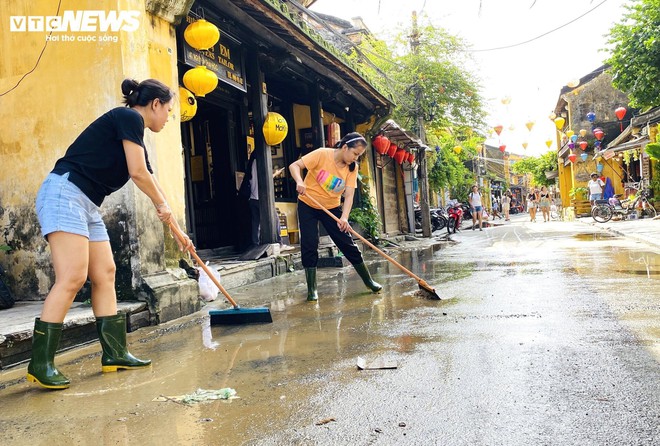 Lũ rút, dân phố cổ Hội An hối hả dọn bùn non để sớm đón du khách - Ảnh 9.