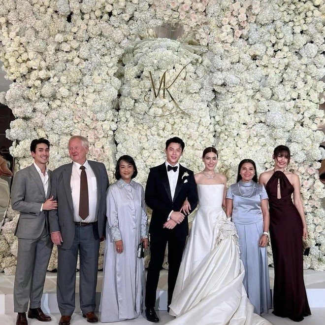 Sau Yaya Urassaya, mỹ nhân thị phi Thái Lan bị chỉ trích vì diện trang phục sexy quá đà đến dự hôn lễ của Mark Prin - Kimmy - Ảnh 7.