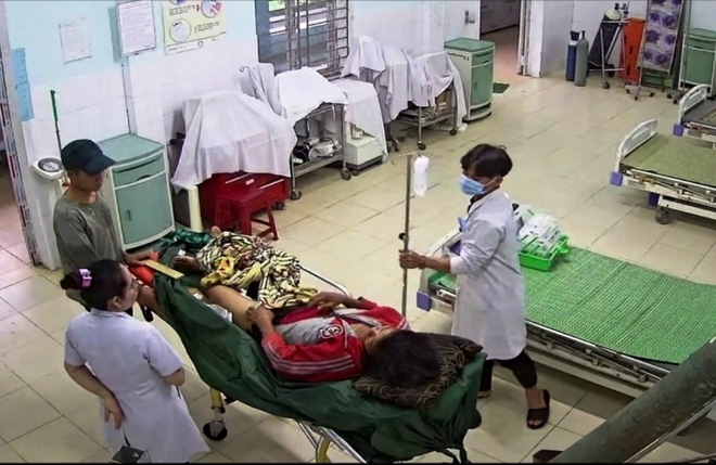 Quảng Nam: Dân làng vượt 30km trong mưa lũ đưa nữ bệnh nhân đi cấp cứu - Ảnh 2.