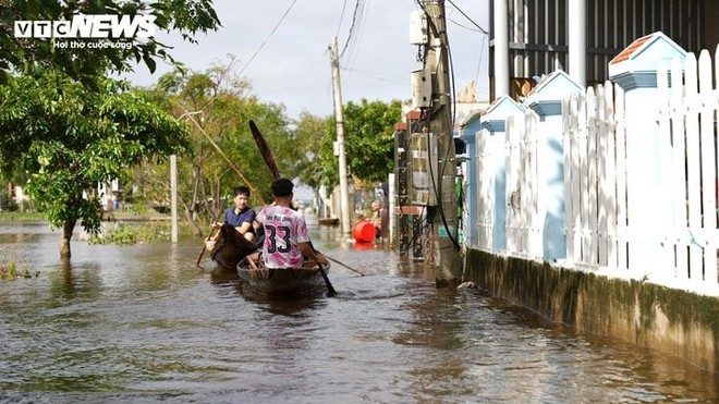 Mưa giảm, nhiều vùng ở Huế vẫn ngập sâu trong nước lũ - Ảnh 7.