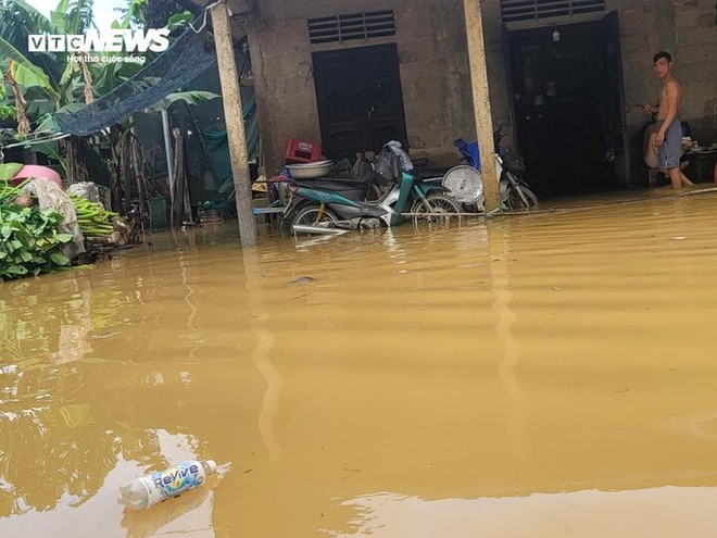 Mưa giảm, nhiều vùng ở Huế vẫn ngập sâu trong nước lũ - Ảnh 5.