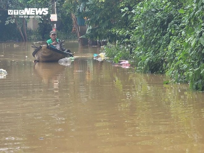 Mưa giảm, nhiều vùng ở Huế vẫn ngập sâu trong nước lũ - Ảnh 4.