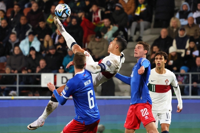 Ronaldo ghi bàn, Bồ Đào Nha nối dài mạch toàn thắng ở vòng loại EURO 2024 - Ảnh 1.