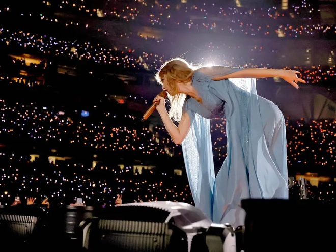 Ngắm nhìn những bộ trang phục gây sốt của  Taylor Swift trong The Eras Tour - Ảnh 13.