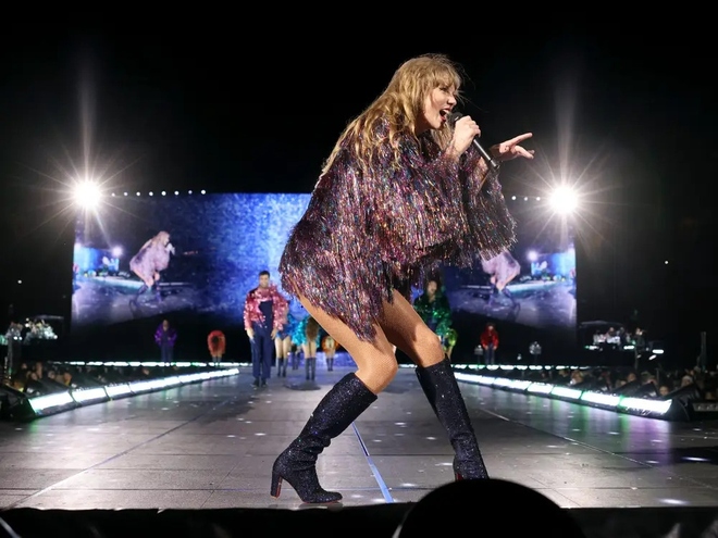 Ngắm nhìn những bộ trang phục gây sốt của  Taylor Swift trong The Eras Tour - Ảnh 29.
