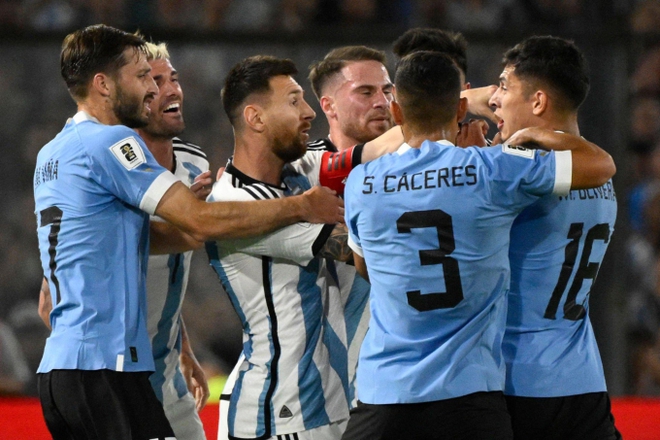 Messi đánh chỏ, bóp cổ đối thủ trong ngày tuyển Argentina bất ngờ nhận thất bại - Ảnh 3.