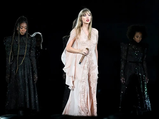 Ngắm nhìn những bộ trang phục gây sốt của  Taylor Swift trong The Eras Tour - Ảnh 10.