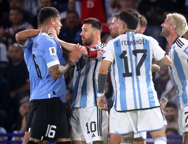 Messi đánh chỏ, bóp cổ đối thủ trong ngày tuyển Argentina bất ngờ nhận thất bại - Ảnh 2.