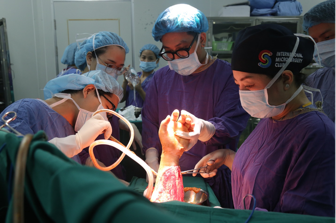 Áo chống nắng cuốn vào bánh xe máy, cô gái 18 tuổi gần đứt rời cánh tay - Ảnh 1. Áo chống nắng cuốn vào bánh xe máy, cô gái 18 tuổi gần đứt rời cánh tay - Ảnh 1.