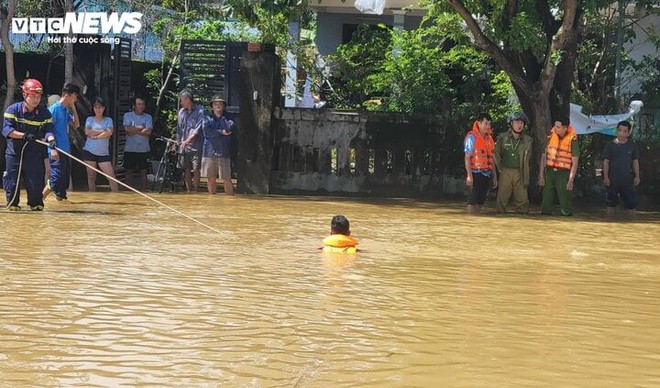 Tìm thấy thi thể cháu bé 3 tuổi mất tích sau khi rơi xuống dòng lũ dữ ở Huế - Ảnh 1.