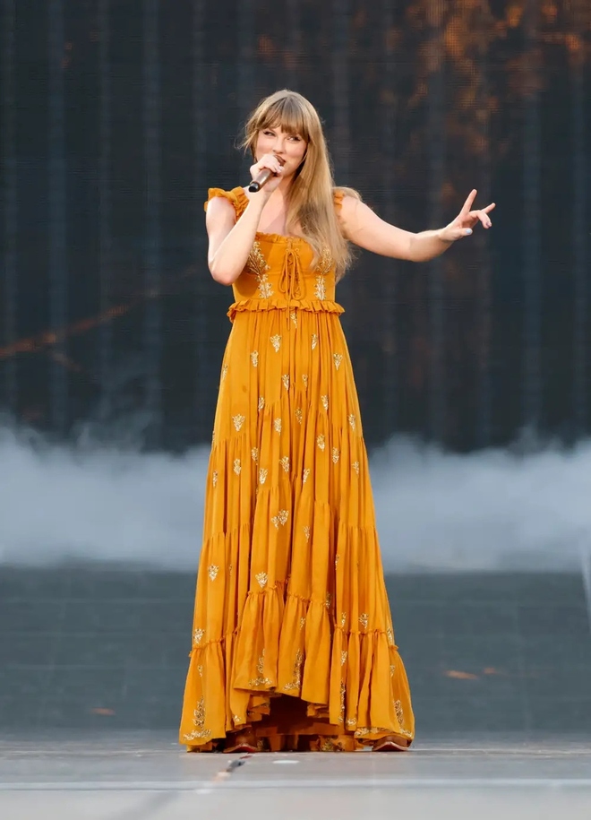 Ngắm nhìn những bộ trang phục gây sốt của  Taylor Swift trong The Eras Tour - Ảnh 27.