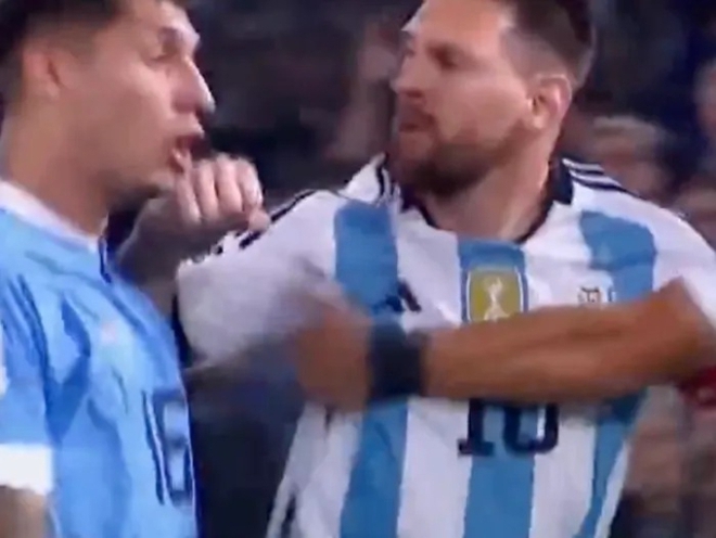 Messi đánh chỏ, bóp cổ đối thủ trong ngày tuyển Argentina bất ngờ nhận thất bại - Ảnh 1.
