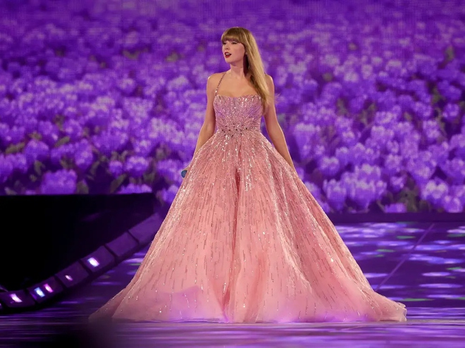 Ngắm nhìn những bộ trang phục gây sốt của  Taylor Swift trong The Eras Tour - Ảnh 23.