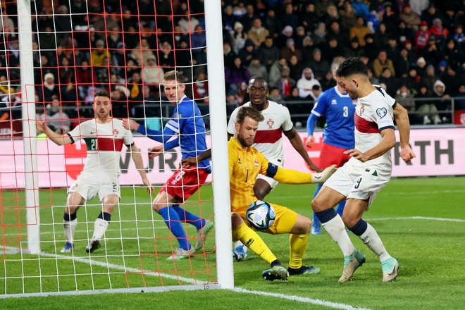Ronaldo ghi bàn, Bồ Đào Nha nối dài mạch toàn thắng ở vòng loại EURO 2024 - Ảnh 2.