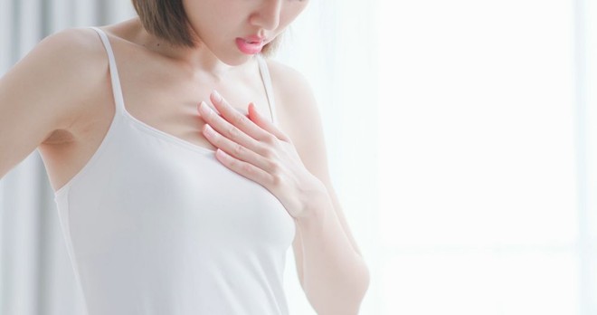 Phát hiện bất thường ở lưỡi, người phụ nữ được chẩn đoán ung thư vú đã di căn, bác sĩ hướng dẫn 3 bước tự kiểm tra - Ảnh 2.