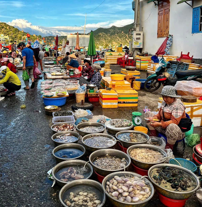 Ninh Thuận có duy nhất khu chợ trăm tuổi và người dân chỉ mẹo chọn hải sản ngon rẻ tại đây - Ảnh 4.