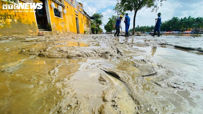 5 ngày đón 2 đợt lũ, dân phố cổ Hội An quay cuồng dọn bùn non - Ảnh 12.