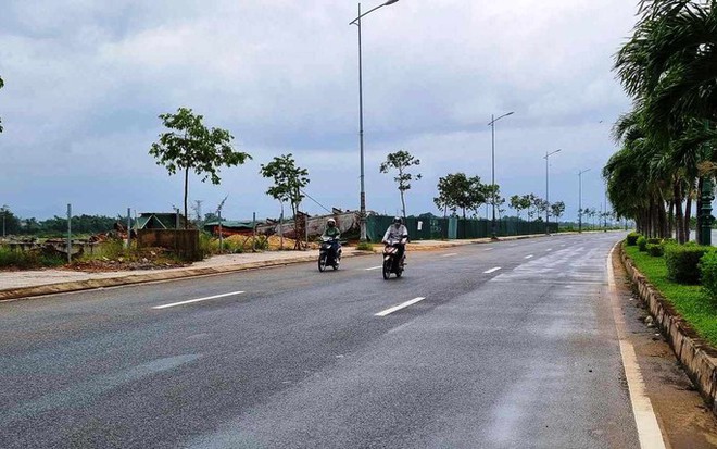 Đi xe m&aacute;y bị d&acirc;y điện v&otilde;ng xuống đường cắt ngang cổ, một phụ nữ tử vong - Ảnh 1.