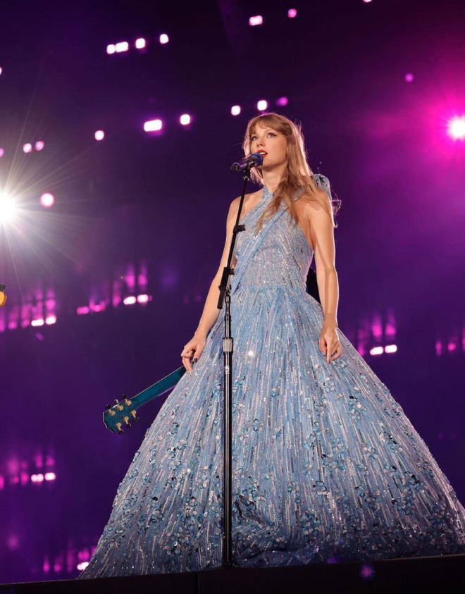 Taylor Swift was criticized for still calmly performing while the audience died right at the stadium - Photo 3.