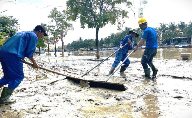 5 ngày đón 2 đợt lũ, dân phố cổ Hội An quay cuồng dọn bùn non - Ảnh 3.