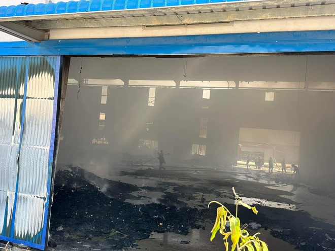 Nghệ An: Cháy lớn tại Khu công nghiệp, công nhân hoảng hốt tháo chạy - Ảnh 2.