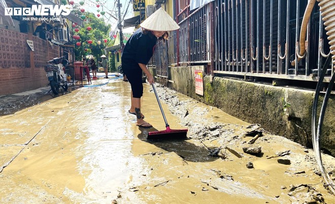 5 ngày đón 2 đợt lũ, dân phố cổ Hội An quay cuồng dọn bùn non - Ảnh 11.