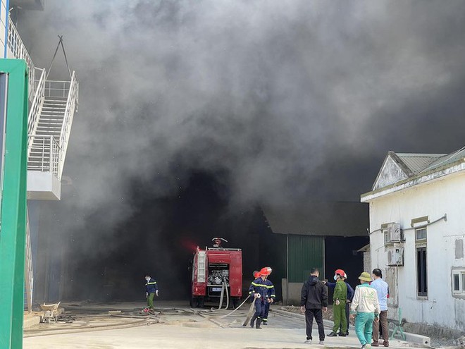 Nghệ An: Cháy lớn tại Khu công nghiệp, công nhân hoảng hốt tháo chạy - Ảnh 1.