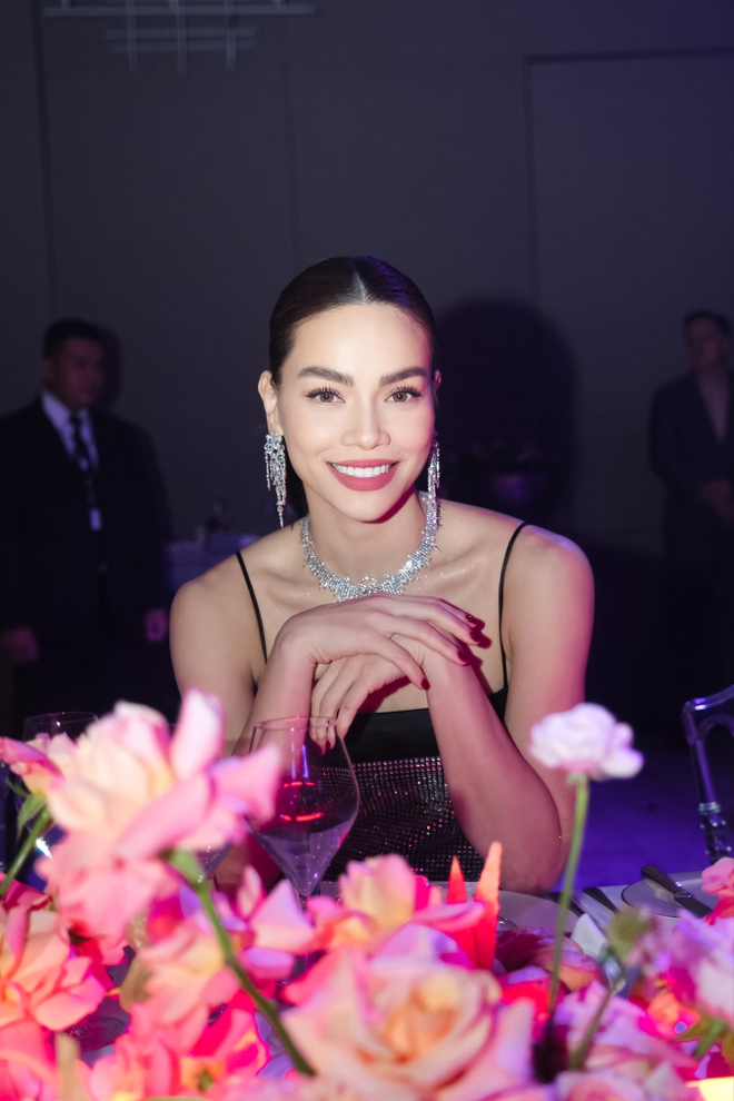 Hồ Ngọc Hà đeo trang sức 20 tỷ đọ sắc bất phân thắng bại với Hoa hậu Pia Wurtzbach - Ảnh 2.