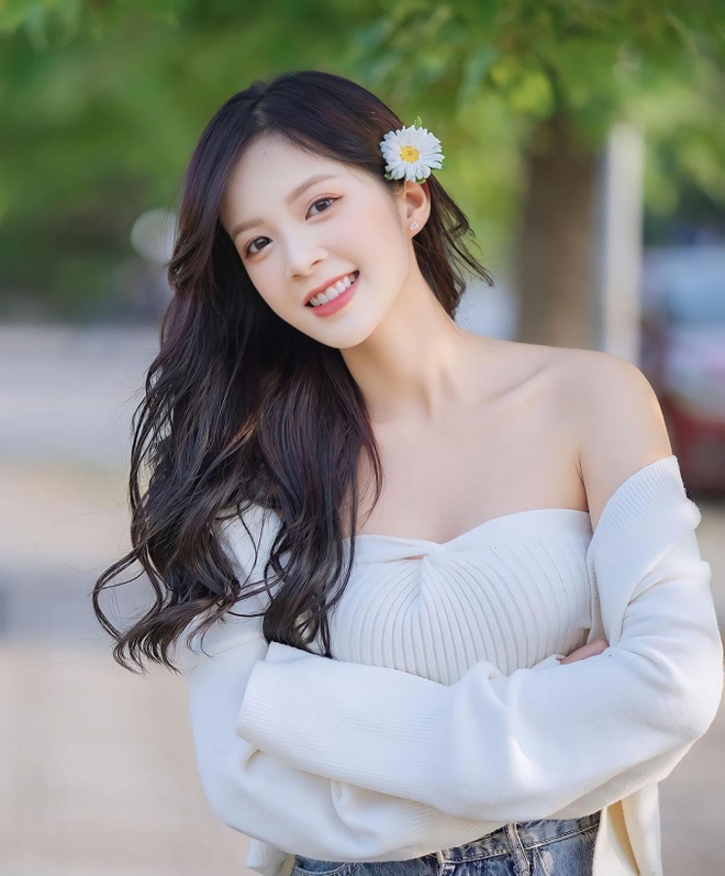 Cô giáo Nguyệt trong Chúng Ta Của 8 Năm Sau mê style nàng thơ trong trẻo, U30 mà trẻ như học sinh cấp 3 - Ảnh 7.
