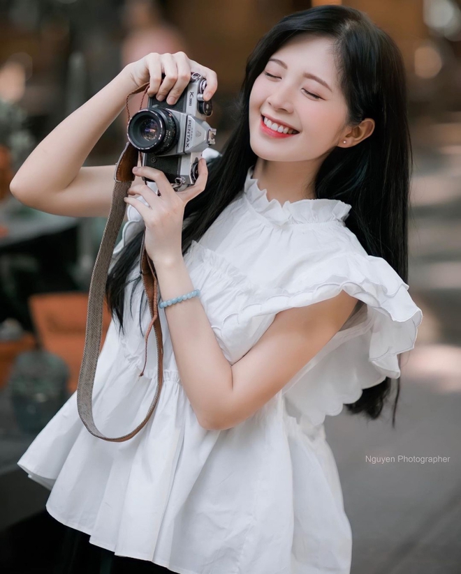 Cô giáo Nguyệt trong Chúng Ta Của 8 Năm Sau mê style nàng thơ trong trẻo, U30 mà trẻ như học sinh cấp 3 - Ảnh 6.