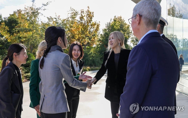 Rosé (BLACKPINK) dự sự kiện theo lời mời từ Phu nhân Tổng thống Mỹ Joe Biden: Visual nổi bật, đồng hành cùng Đệ nhất phu nhân Hàn - Ảnh 2.