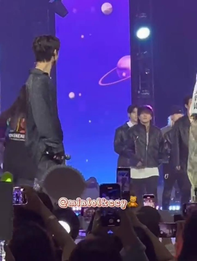 B.I - iKON lần đầu hội ngộ sau 4 năm biến cố, cựu trưởng nhóm liên tục nhìn về phía đồng đội cũ - Ảnh 4.