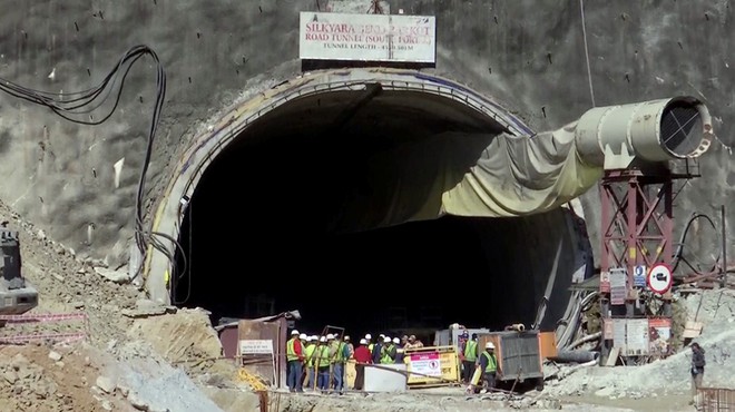 Ấn Độ chuẩn bị 5 phương &aacute;n giải cứu 40 c&ocirc;ng nh&acirc;n mắc kẹt trong đường hầm - Ảnh 1.
