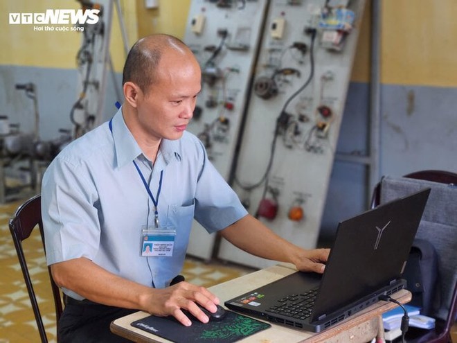 Thương những đứa trẻ chưa ngoan, kỹ sư bỏ nghề để đi dạy học - Ảnh 2.