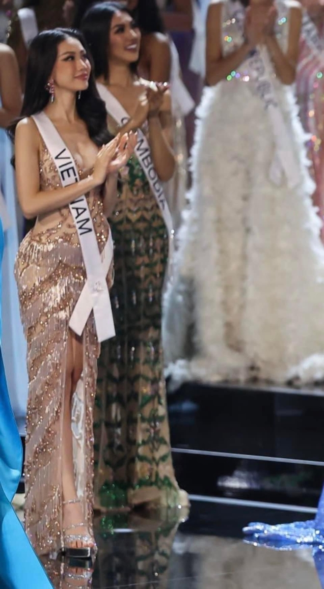Rộ ảnh Bùi Quỳnh Hoa trên sân khấu Miss Universe sau khi trượt Top 20, biểu cảm gây chú ý - Ảnh 3.