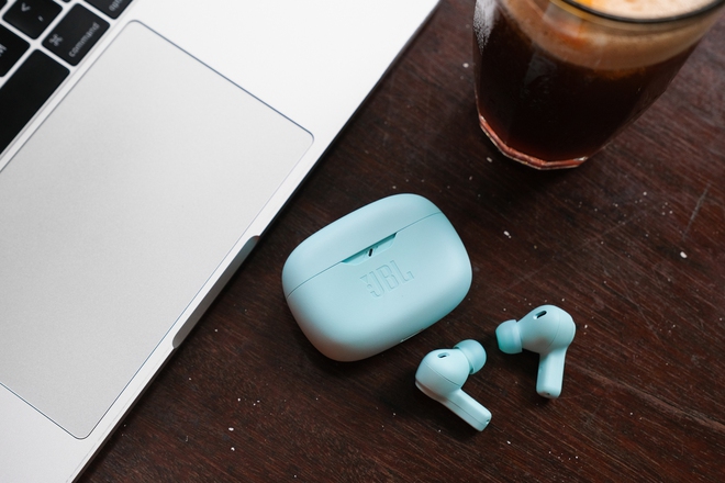 Đ&aacute;nh gi&aacute; JBL Wave Beam: Sự lựa chọn &ldquo;ổn &aacute;p&rdquo; cho trải nghiệm &acirc;m thanh kh&ocirc;ng d&acirc;y! - Ảnh 2.