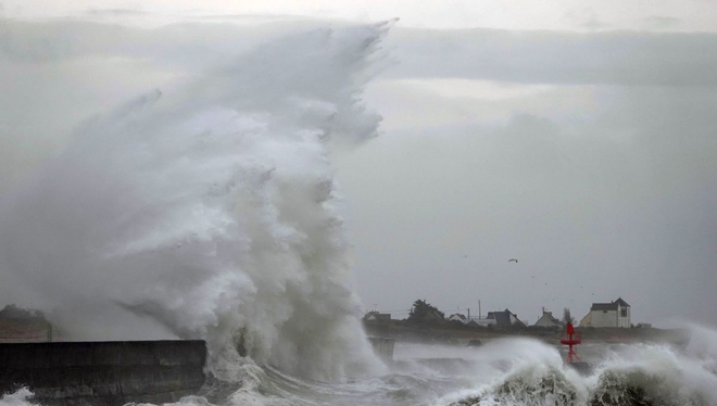 Pháp đón cơn bão mạnh nhất sau hơn 20 năm - Ảnh 1.