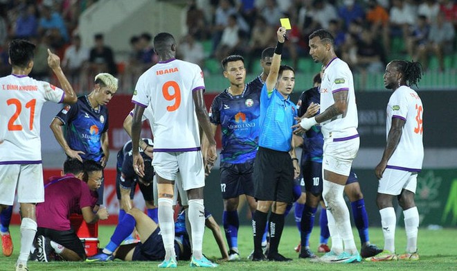 Lộ diện cầu thủ đầu ti&ecirc;n bị phạt nguội ở V-League 2023/2024 - Ảnh 1.