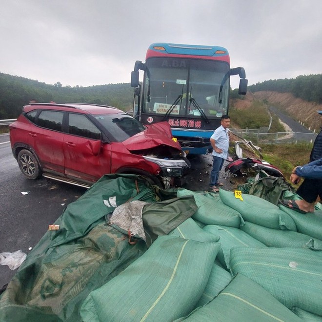 Tai nạn trên cao tốc Cam Lộ - La Sơn, 2 người bị thương, nhiều phương tiện hư hỏng - Ảnh 2.