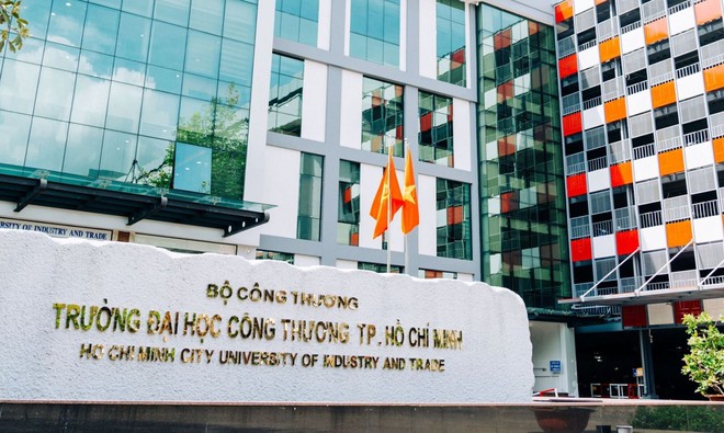 Một trường đại học thưởng Tết Nguyên đán cho lao công cao như hiệu trưởng - Ảnh 1.