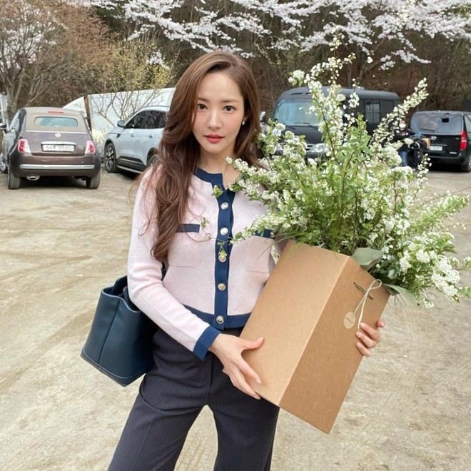 Tủ đồ thu của Park Min Young c&oacute; qu&aacute; trời item xinh xắn, chị em đừng ngần ngại sắm theo - Ảnh 2.