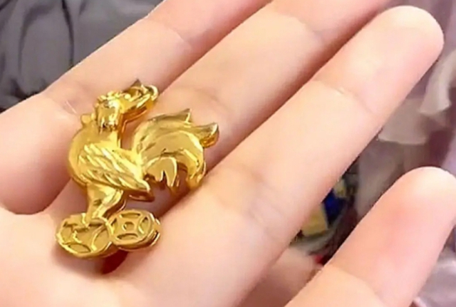 Con g&aacute;i đi học về mang theo một mặt d&acirc;y chuyền bằng v&agrave;ng, mẹ vội truy nguồn gốc v&agrave; c&aacute;i kết g&acirc;y cho&aacute;ng v&aacute;ng - Ảnh 1.