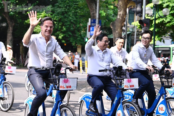 Hai Thủ tướng Việt Nam - H&agrave; Lan c&ugrave;ng đạp xe dạo phố H&agrave; Nội - Ảnh 1.